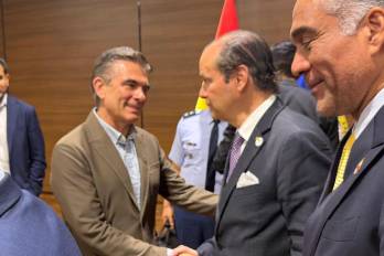 En la imagen el presidente boliviano Rodrigo Paz saluda al canciller panameño Javier Martínez-Acha Vásquez.