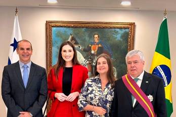 Condecoración del embajador de Brasil por la inclusión de Panamá como país miembro asociado al Mercosur.