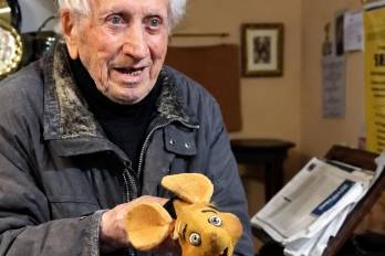 Giuseppe “Peppino” Mazzullo caracterizando la voz de Topo Gigio en una presentación televisiva.