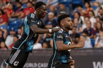 El futbolista panameño, Carlos Harvey (izq.) celebrando su primer gol con el Minnesota United.