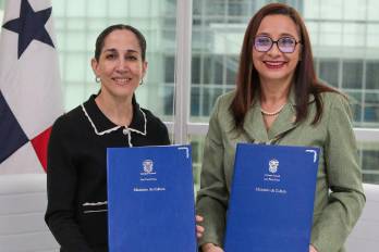 En la imagen la titular de MiCultura, María Eugenia Herrera (i) junto a Oris Sanjur, directora interina del STRI (d).