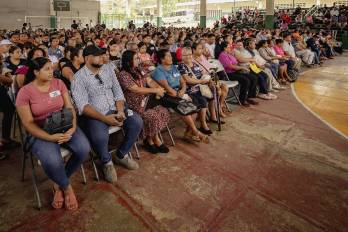 Varios colonenses se dieron cita en el evento para recibir sus títulos de propiedad.