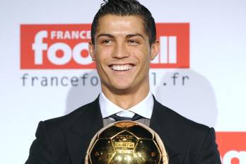 Cristiano Ronaldo recibiendo el Balón de Oro en el 2008.