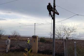 Cuadrillas técnicas trabajando en la reparación de cables eléctricos.