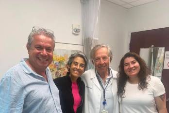 Espinoza, una empresaria costarricense, recibió el pasado 2 de marzo un trasplante de hígado con donante vivo gracias a uno de sus hijos, lo que le permitió mejorar su estado de salud tras una batalla de más de cinco años contra el cáncer colorrectal con metástasis hepática.