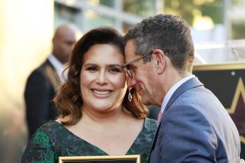 La actriz mexicano-estadounidense Angélica Vale y su esposo Otto Padrón posan junto a su recién develada estrella en el Paseo de la Fama de Hollywood, en California, el 10 de noviembre de 2022.