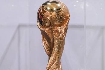 Vista el trofeo de los campeones de la Copa Mundial de la FIFA.