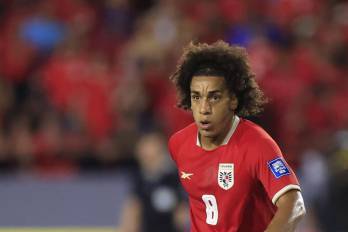 Adalberto Carrasquilla, al controlar el balón durante un partido por las eliminatorias de Concacaf al Mundial de 2026 entre Panamá y Surinam en el estadio Rommel Fernández.