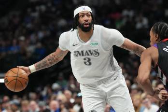 Anthony Davis durante un partido con los Dallas Mavericks.