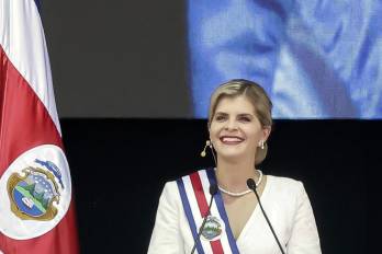 La presidenta electa de Costa Rica, Laura Fernández, en su ceremonia de investidura este viernes.