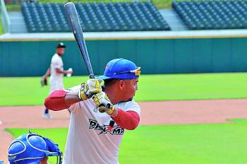El pelotero Yeremi Lezcano durante una de las prácticas de bateo de la selección panameña.