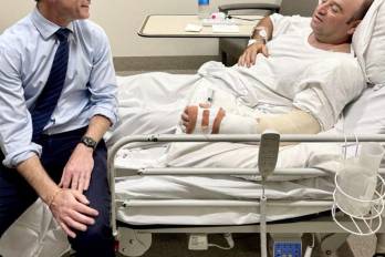 El primer ministro de Nueva Gales del Sur Chris Minns visita a Ahmad al-Ahmad.