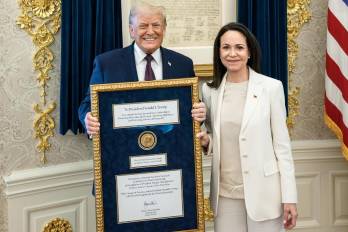 Fotografía tomada a través de rastreo de redes que muestra al presidente de Estados Unidos, Donald Trump, posando junto a la líder opositora venezolana María Corina Machado este jueves, en Washington.