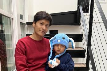 Fotografía publicada en la red social X de la cuenta del congresista demócrata Joaquin Castro, @JoaquinCastrotx, que muestra al niño ecuatoriano de cinco años Liam Conejo Ramos y su padre, que fueron liberados del centro de inmigración en Texas donde estaban detenidos desde el pasado 22 de enero por el Servicio de Control de Inmigración y Aduanas en Mineápolis.