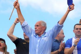 Fotografía de archivo del 8 de noviembre de 2025 del entonces candidato a la Presidencia de Honduras, Nasry Asfura, sosteniendo una bandera durante un evento, en Tegucigalpa (Honduras).