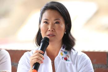 La candidata a la Presidencia de Perú por el partido Fuerza Popular, Keiko Fujimori, habla en el tradicional desayuno electoral este domingo, durante la segunda vuelta de las elecciones presidenciales, en el distrito de San Juan de Lurigancho en Lima.