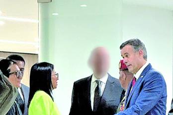 Fotografía cedida por la Agencia Central de Inteligencia (CIA) de Estados Unidos donde aparece su director, John Ratcliffe (d), saludando a la presidenta encargada de Venezuela, Delcy Rodríguez (i), durante un encuentro realizado en Caracas (Venezuela).