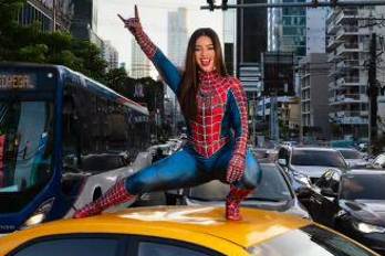 Captura de pantalla de la imagen compartida por @yairlouis donde capta a @mariaaisaabela con la vestimenta del personaje Spiderwoman en la Calle 50.