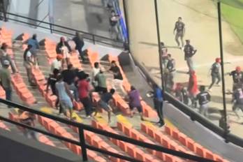 Momentos de la riña entre fanáticos del Veraguas y Los Santos.