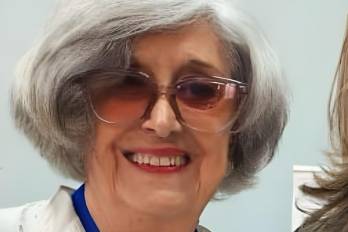 Alondra Badano Gaona es actriz y directora de teatro, novelista, poeta, ensayista y, además, profesora universitaria con doctorado en ciencias teatrales.