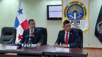 Gómez (izq.) recalcó que la Fiscalía esta a la espera de una información solicitada sobre este caso a la Contraloría General de la República.