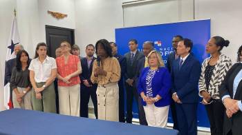Ministra de Educación, Lucy Molinar en conferencia de prensa.