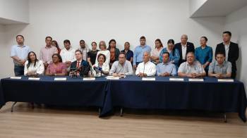 Miembros de Fedecámaras en conferencia de prensa, este martes 13 de mayo, para expresar su descontento por los cierres de calles.