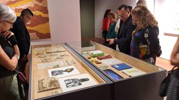 Visitantes observan una de las exhibiciones de ‘Surcos en el cuerpo y en la tierra’, instalada en el Museo del Canal.