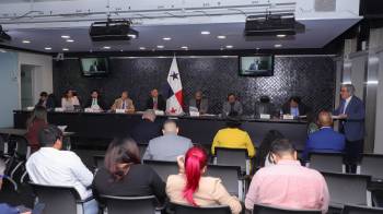 A la sesión de la Comisión de Economía y Finanzas asistió el ministro de Salud, Fernando Boyd Galindo.
