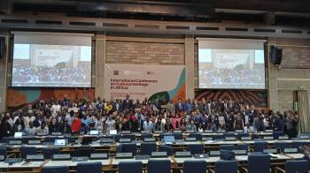 Foto de familia de los participantes en una conferencia convocada por la Organización de las Naciones Unidas.