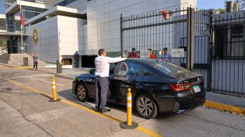 Personal de la Contraloría de la República llegando esta mañana a la Asamblea Nacional.