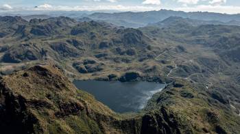 Fotografía que muestra un paisaje de lagunas cercano al volcán Antisana, perteneciente a la provincia de Pichincha (Ecuador).