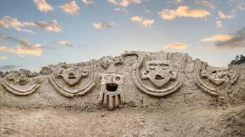 Fotografía cedida por el Ministerio de Cultura que muestra un mural con figuras que pertenecieron a la sociedad Caral, la civilización más antigua de Latinoamérica.