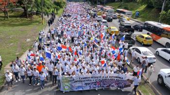 Universitarios marchan a la altura de la vía Transístmica este martes 6 de mayo de 2025.