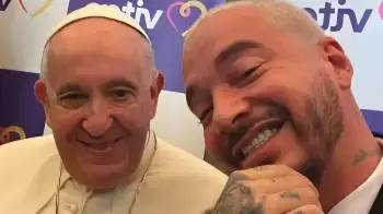 El cantante colombiano J Balvin fue uno de los que expresó su sentir por la partida física del papa.