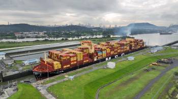 Esta fotografía, publicada por la Autoridad del Canal de Panamá el 30 de agosto de 2024, muestra al buque portacontenedores MSC Marie, de 366 metros de eslora y 51 metros de manga, transitando por el Canal de Panamá.