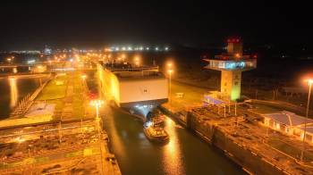 Buque portavehículos atravesando el Canal de Panamá ampliado.