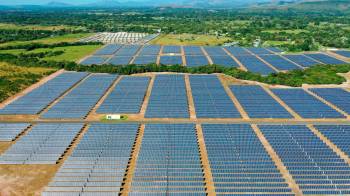 Vista aérea del parque solar en Coclé, Panamá.