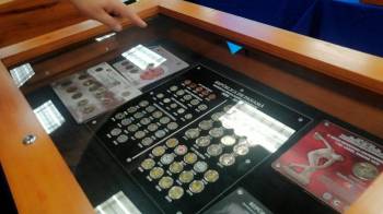 Una colección de monedas de un balboa, conocidas como ‘martinelli’ en la exhibición ‘Hablemos del Canal: colección, ampliación y Canal’.