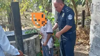 El niño se encontraba pidiendo ayuda desde adentro del pozo al ser ubicado por la Policía.