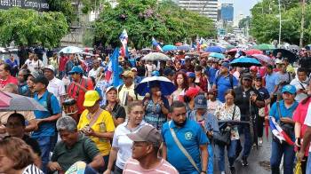 Docentes salieron a las calles para seguir protestando, a pesar de lo dicho por el Meduca.