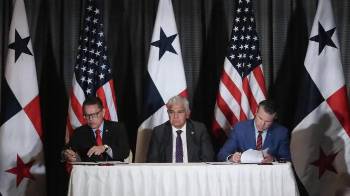 Autoridades panameñas y estadounidenses en la firma del Memorándum de Entendimiento entre ambas entidades de seguridad.
