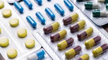 También se requiere el poder legalizado acreditando la representación legal por el titular del producto farmacéutico.