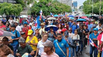 Educadores salieron a las calles, a pesar de que el Meduca señalara que el día de hoy educadores a nivel nacional se reintegraron para seguir en sus labores.