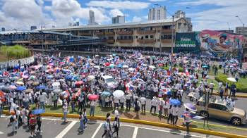 Estudiantes, docentes y cuerpo administrativo de la Universidad de Panamá marcha hacia las escalinatas del edificio de la administración del Canal de Panamá.