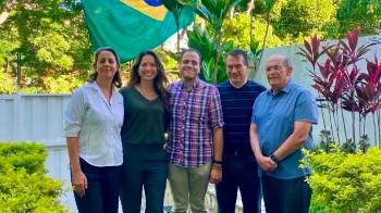 Los rehenes eran Magallí Meda, Claudia Macero, Omar González, Pedro Urruchurtu y Humberto Villalobos, quienes permanecían resguardados en una sede diplomática bajo severas condiciones de aislamiento.