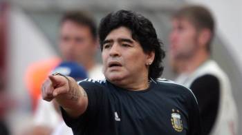 Fotografía de archivo del entonces seleccionador argentino Diego Maradona durante un partido amistoso.