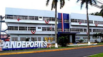 Los casos señalados incluyen una cancha sintética en la escuela Estela Sierra y el estadio Rico Cedeño.
