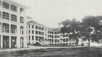 Construido por orden fechada en 1905 por John Stevens, ingeniero jefe del Canal. El hotel debía ser construido “en Ancón, como un hotel que debe tener habitaciones para huéspedes transeúntes (...) en lo que se conoce como la Colina Tivoli.