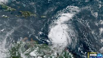 Captura de una imagen satelital de la Subdivisión de Meteorología Regional y de Mesoescala y del Instituto Cooperativo para la Investigación Atmosférica de la Universidad Estatal de Colorado donde se muestra una vista del ojo del huracán Beryl durante su paso por el Caribe.